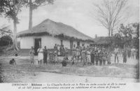 Abohoun, la chapelle-école où le père en visite couche et dit la messe et où 100 jeunes catéchumènes viennent au catéchisme et en classe de français 